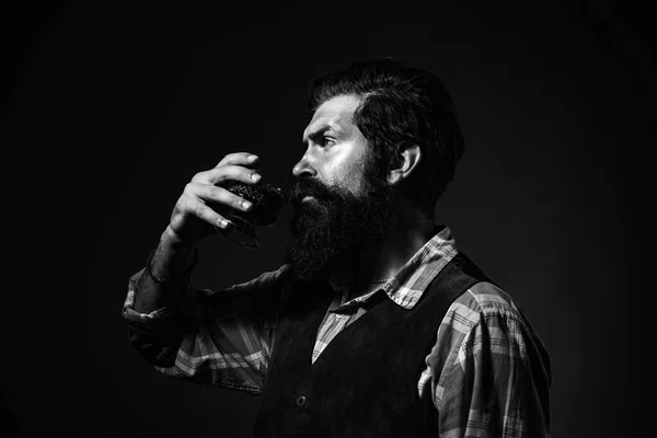 Opilý muž nebo obchodník pije whisky na černém pozadí. Závislost na alkoholu. Sebevědomý dobře oblečený muž se sklenicí whisky. — Stock fotografie