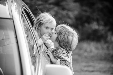 Sevgililer Günün kutlu olsun. Sevgililer Günü 'nde romantik çocukların randevusu var..