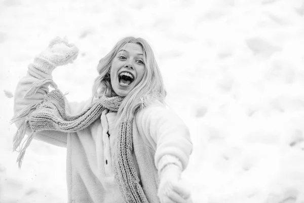 Πορτρέτο μιας ενθουσιασμένης γυναίκας το χειμώνα. Χαρούμενο κορίτσι έξω. Ευτυχισμένο κορίτσι που παίζει χιονοπόλεμο. Χιονόμπαλα Ευτυχισμένη γυναίκα κρατά χιονόμπαλα στα χέρια. — Φωτογραφία Αρχείου