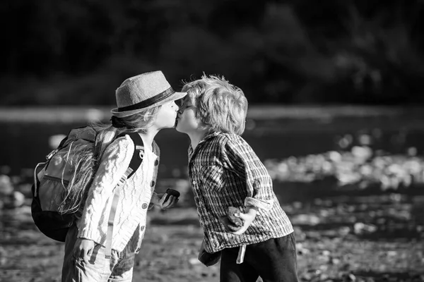 Grappige kinderen zoenen. Vreugdevolle kinderen die plezier hebben en Valentijnsdag vieren. Valentijnskaart. Valentijnsdag. — Stockfoto