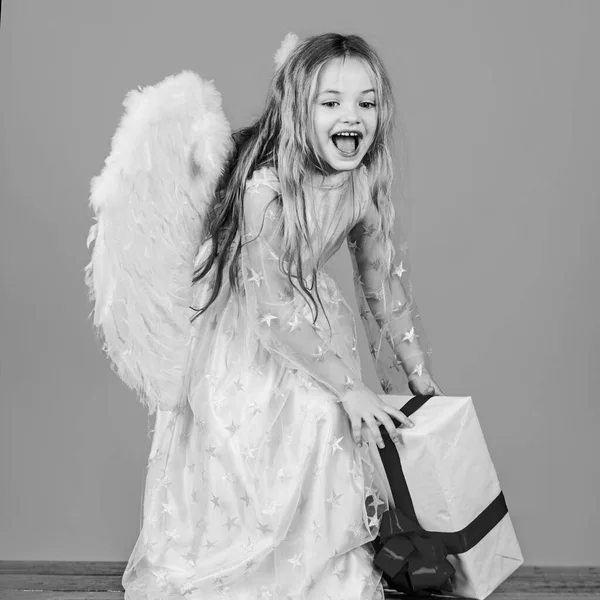 Feliz día de San Valentín. Niño ángel del cielo te da un regalo. Pequeño ángel lindo de Navidad. Hermosa niña ángel. Hermosa joven con alas de ángel . — Foto de Stock