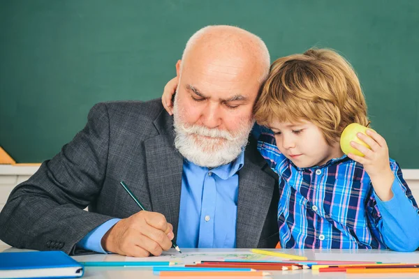 Thank You Teacher. Individual teaching. Teacher with male elementary school pupil with problem. Professor and pupil in classroom at the elementary school. — Stock Photo, Image