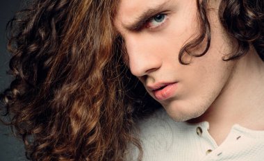 Genç, ciddi bir adam. Kapatın. Kendine güvenen ve vahşi bir tarzı olan bir adam. Şık bir genç adam. Sıradan ciddi bir adamın portresi..