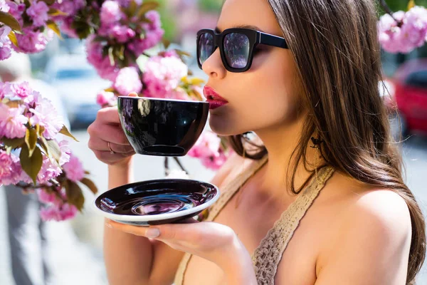 Hermosa mujer en la cafetería. Taza de café, café expreso con café con leche o capuchino para el pedido del cliente en la cafetería . —  Fotos de Stock
