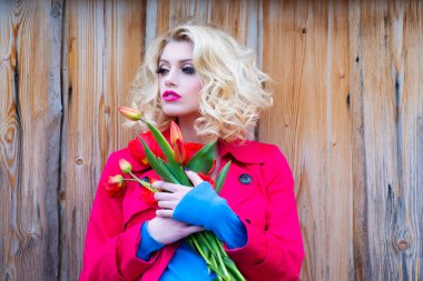 Romantik bir kadın, yüksek moda görünüşü. Eski ahşap dokuda şehvetli bir kadın..