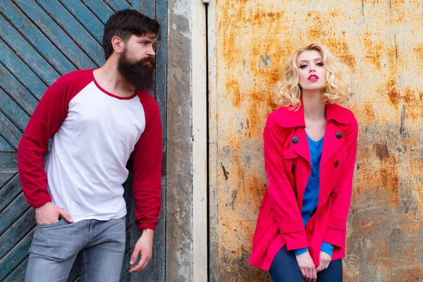 Pareja de amantes de la moda al principio de la historia de amor. Retrato de pareja de moda . — Foto de Stock