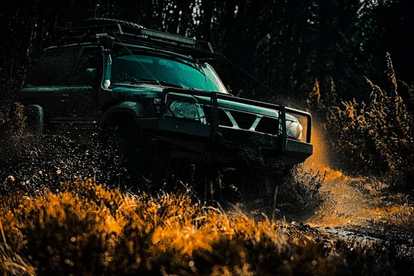 Safari suv. Bláto a voda se valí ze silničních závodů. Terénní cestování po horské cestě. 4x4 cestovní trekking. Závodní rally. Terénní sporťák mezi horami krajina. — Stock fotografie