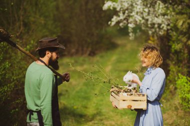 Eko yaşam. Yaz çiftçiliği. Organik çiftçi ol. Eko çiftliği. Kırsalda geçirdiğimiz zamanları seviyorum..