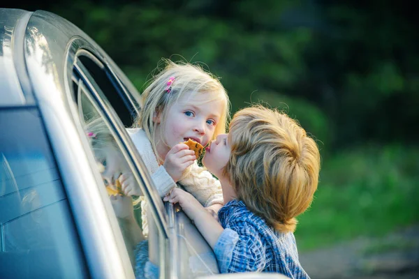 Il bambino saluta la bambina. Arrivederci. Bambini carini dire addio prima del viaggio in auto. Arrivederci prima del viaggio in auto . — Foto Stock