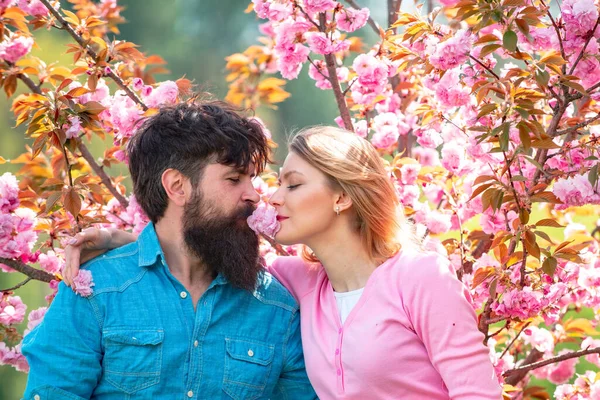 Felice giovane coppia guardando l'un l'altro e baciarsi mentre celebra San Valentino . — Foto Stock