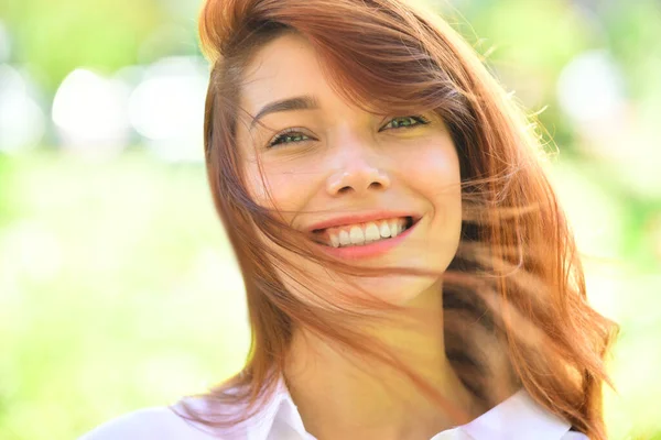 Donna felice che si diverte a Spring Park. Ragazza sorridente, momento emotivo . — Foto Stock