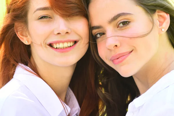 Cierre el retrato. Dos amigas jóvenes divirtiéndose y sonriendo . — Foto de Stock