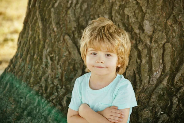 Portrait des süßen kleinen Jungen, der mit lächelndem Gesicht in die Kamera blickt, ein Entdecker des Kindes, der die wilde Natur auf dem Land kennenlernt. — Stockfoto