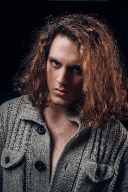 Genç adam gergin bir yüz. Berber dükkanı reklamı. Kendine güvenen bir kavram. Portre kaslı adam. Sportif yakışıklı, güçlü, sportif, baştan çıkarıcı, kendine güvenen adam..