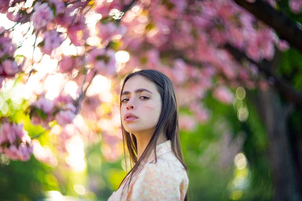 Gyönyörű romantikus fiatal nő pózol a virágos cseresznyefa hátterén. A tavasz és a nyár inspirációja. Sakura vagyok.. — Stock Fotó
