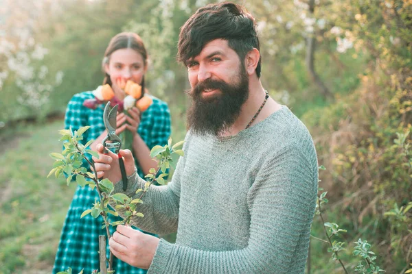 Adam nakli bölümü. Bahçede Birlikte Çalışan iki çiftliğin portresi. Dünya konsepti. Dünya günü. Çiftçilik ve insanların konsepti.. — Stok fotoğraf