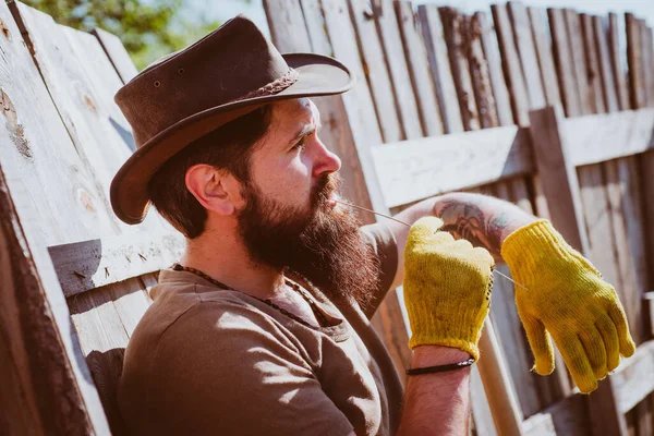 Retrato de cowboy ocidental. Jardineiro barbudo em um jardim urbano. Cena rural. Passatempo de jardinagem . — Fotografia de Stock