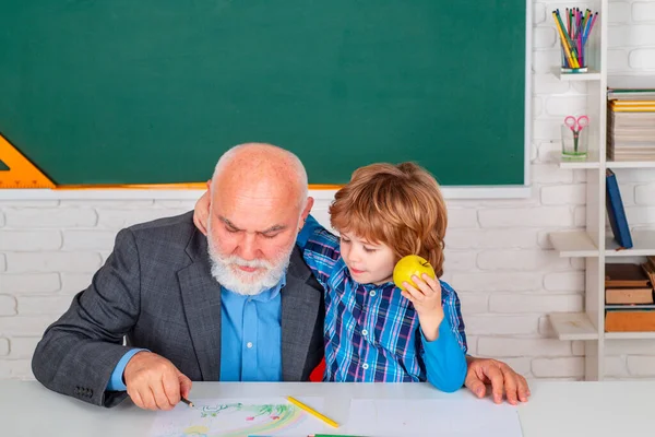 Tudományos nevelési koncepció. Tanár férfi általános iskolai tanuló problémákkal. — Stock Fotó