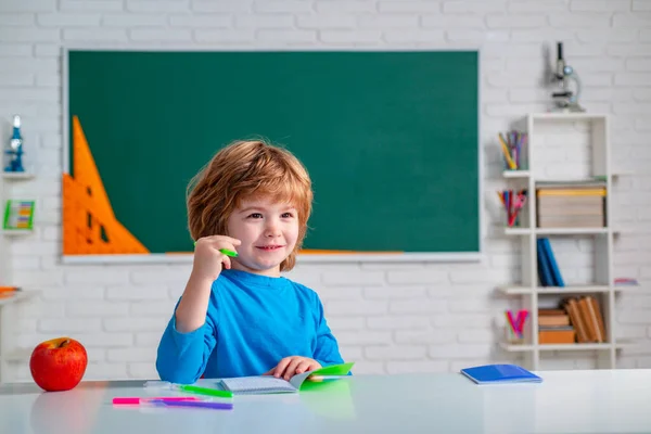 A gyerekek természettudományi nevelése. Chalkboard másolási hely. Kisgyerekek az iskolában. Gyermekotthon tanulás és otthoni oktatás. — Stock Fotó