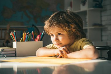 Çocuk okula hazırlanıyor. Öğrenme ve eğitim çocuk kavramı.
