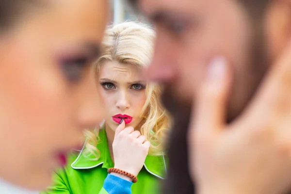 Scheidungsgrund. Liebes-Dreieck. Sensual Frau Blick auf Paar Mann mit Freundin. Betrug, Untreue, Ehebruch. Eifersucht verführerisch. Date Beziehungen Beziehung Frauen. — Stockfoto