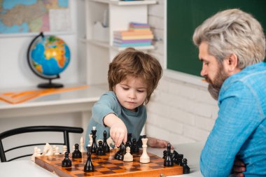 Aile tatili ve birliktelik. Satranç oyunu gibi. Eğitim ve insan kavramı. Sınıfta satranç oynayan çocuk..