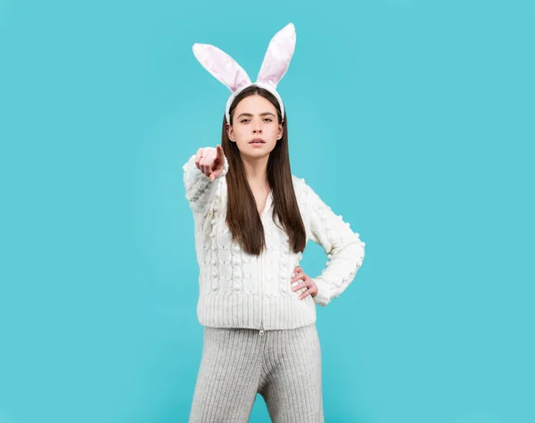 Króliczka wielkanocna. Dziewczyna nosi królicze uszy na Wielkanoc wakacje na odosobnionym tle. — Zdjęcie stockowe