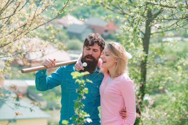 Bir grup arkadaş bahar doğasının tadını çıkarıyor ve bitkilerle ilgileniyorlar. Bahçıvanlık tarım ve insan konsepti.