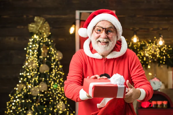 Tema Vacanze di Natale e Capodanno invernale. Uomo barbuto in maglione di Natale. Home Atmosfera natalizia. Natale gente celebrazione Capodanno . — Foto Stock