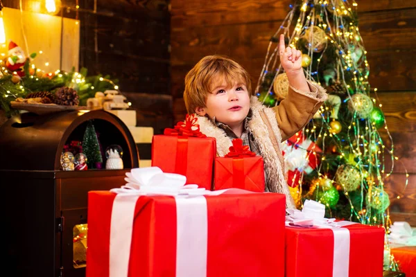 Σπίτι Χριστουγεννιάτικη ατμόσφαιρα. Χριστουγεννιάτικα παιδιά - έννοια ευτυχία. Το παιδί διασκεδάζει κοντά στο χριστουγεννιάτικο δέντρο μέσα. Πρωτοχρονιά Χριστούγεννα έννοια. Δώρο δώρου για τον Άγιο Βασίλη. — Φωτογραφία Αρχείου