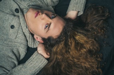 Yüzünde ciddi bir ifade olan yakışıklı bir genç adam. Kendine güvenen ve vahşi bir tarzı olan bir adam. Erkek portresi. Berber dükkanı reklamı..