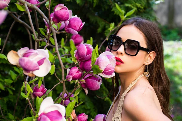 Retrato de cerca de chica caucásica en gafas de sol. Mujer joven disfrutando de la vida y divertirse en el parque de primavera. Gafas de sol para verano , — Foto de Stock