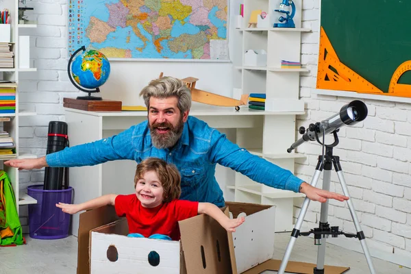 Estudia astronomía con un profesor gracioso. Sueños de la infancia. Padre enseñando astronomía hijo. Lindo alumno y su padre escolarización trabajo . —  Fotos de Stock