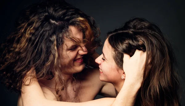 Pareja joven enamorada abrazándose. Hombre sin camisa y hermosa mujer delgada. Hermosa pareja apasionada. Pareja enamorada sobre fondo oscuro. Pose para retrato familiar. Confianza . — Foto de Stock