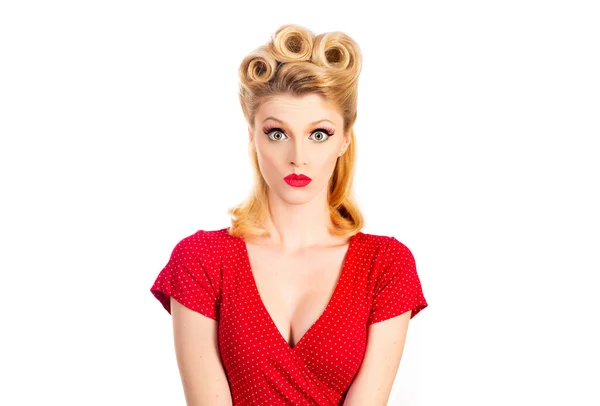 Portret van een mooie, verrassende jonge vrouw, gekleed in een rode pin-up jurk. Blank blond model poseren in retro mode concept. Denken, dagdromen. Ernstige jonge vrouw. — Stockfoto