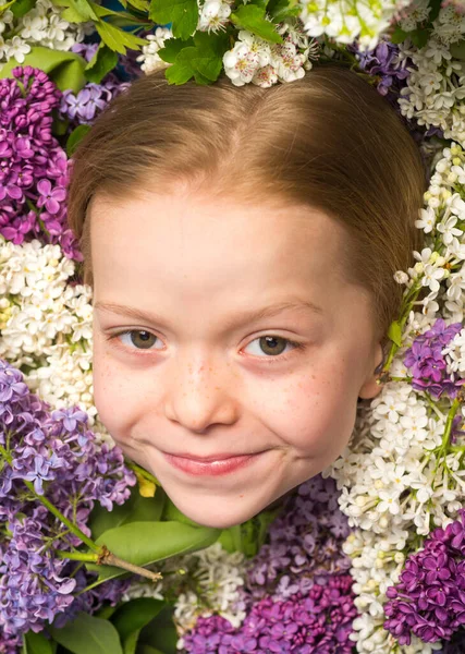 Девочка-подросток с букетом фиолетового и белого сирени. Портрет красивой маленькой девочки . — стоковое фото