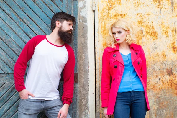 Una pareja romántica. Hermosa pareja enamorada citas al aire libre . —  Fotos de Stock