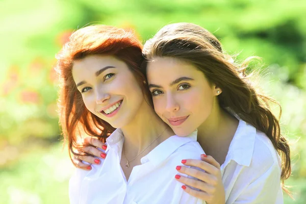 En vacker kvinna i parken. Två vackra rödhåriga flicka. Glada syster vän, omfamna begreppet. — Stockfoto