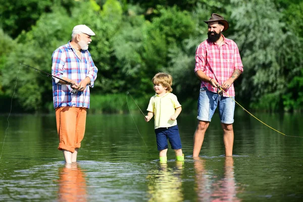 Padre, hijo y abuelo en viaje de pesca. Feliz concepto de fin de semana. Padre, hijo y abuelo relajándose juntos . — Foto de Stock