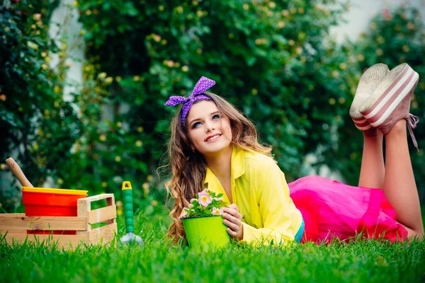 Chica adolescente sosteniendo maceta de flores. Niña plantando flores en maceta. Planta en maceta, concepto de maceta . — Foto de Stock