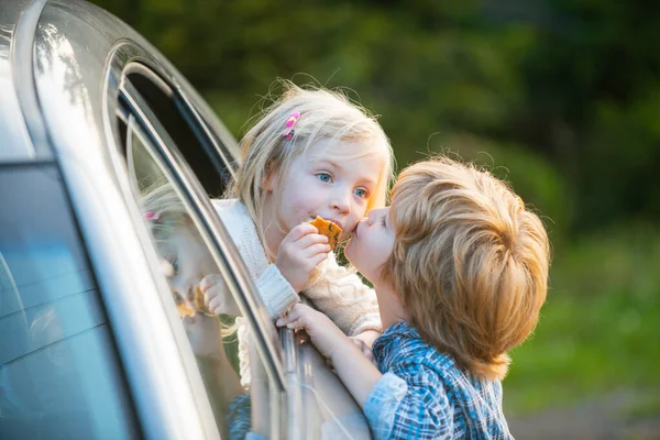 Deux enfants qui disent au revoir avant le voyage en voiture. Au revoir. . — Photo