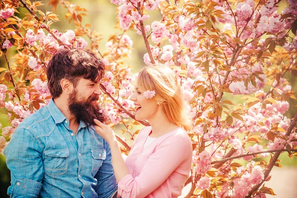 Casal feliz jovem perto de árvore de flor. Casal no dia ensolarado da primavera. Casal romântico apaixonado olhando um para o outro. Feliz Páscoa. . — Fotografia de Stock