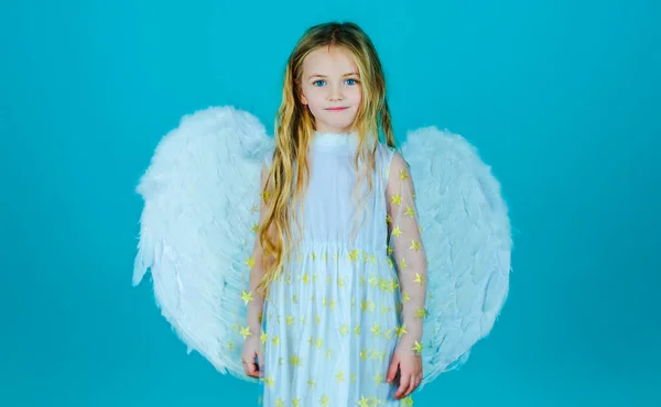 Menina bonito posando com asas de anjo. Um lindo anjinho. Rosto da linda menina anjo no fundo de cor. Criança anjo com umas belas asas . — Fotografia de Stock