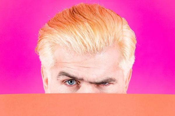 Olhos bem de perto. Homem com placa de publicidade em branco no fundo da cor. Modelo masculino segurando placa branca. Espaço de cópia para publicidade . — Fotografia de Stock