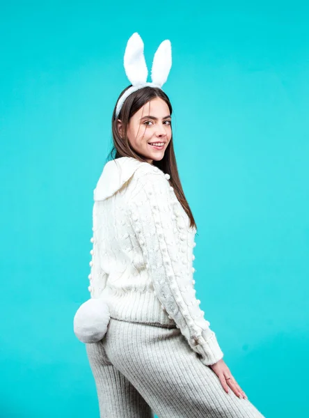 Mujer conejo, conejita de Pascua. Feliz Pascua . — Foto de Stock