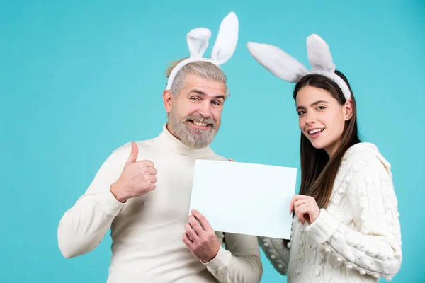 Glada påskpar. Rolig bild av ett roligt par med kaninöron. Isolerat, text, bakgrund och kopieringsutrymme. — Stockfoto