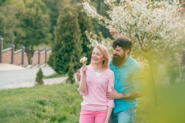 Paar in lebendigem Wandern im Frühling Park und genießen die schöne Frühlingsblütennatur. — Stockfoto