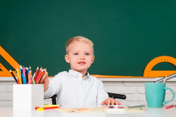 Educatief proces. Onderwijs. Hij maakt zich klaar voor school. Krijtbord kopieerruimte. Leer- en onderwijsconcept. — Stockfoto