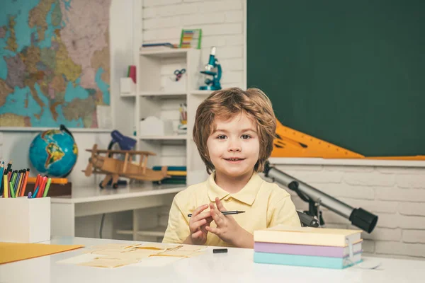 Koncepcja edukacji naukowej dla dzieci. Dzieciaki przeciwko zielonej tablicy. mały student chłopiec zadowolony z doskonałej oceny. — Zdjęcie stockowe