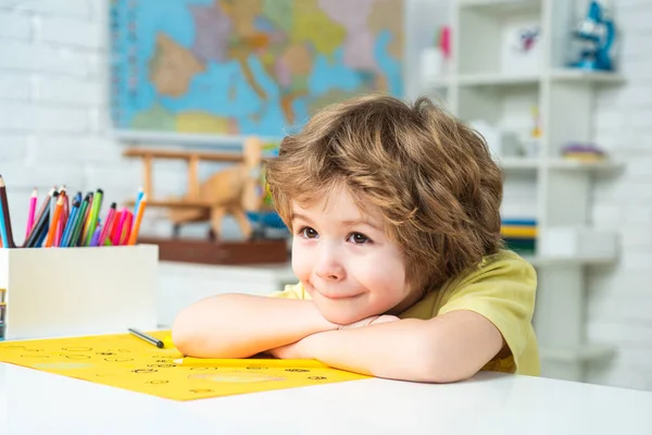 Schattig gezicht van de pupil, van dichtbij. Leuke kleine kleuter jongen met leraar studie in een klaslokaal. Kinderbijles. Schoolkinderen. — Stockfoto